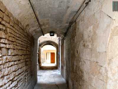 L'ingresso della ex chiesa visto dalla fine dell'arco